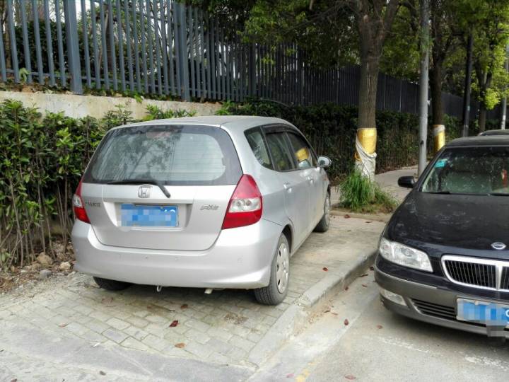 请问这样属于违反禁止标志,标线停车吗?