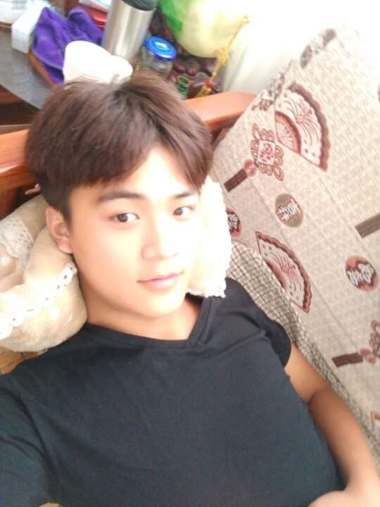 天热、驾校是什么怪物。在我爸厂子里玩手机最