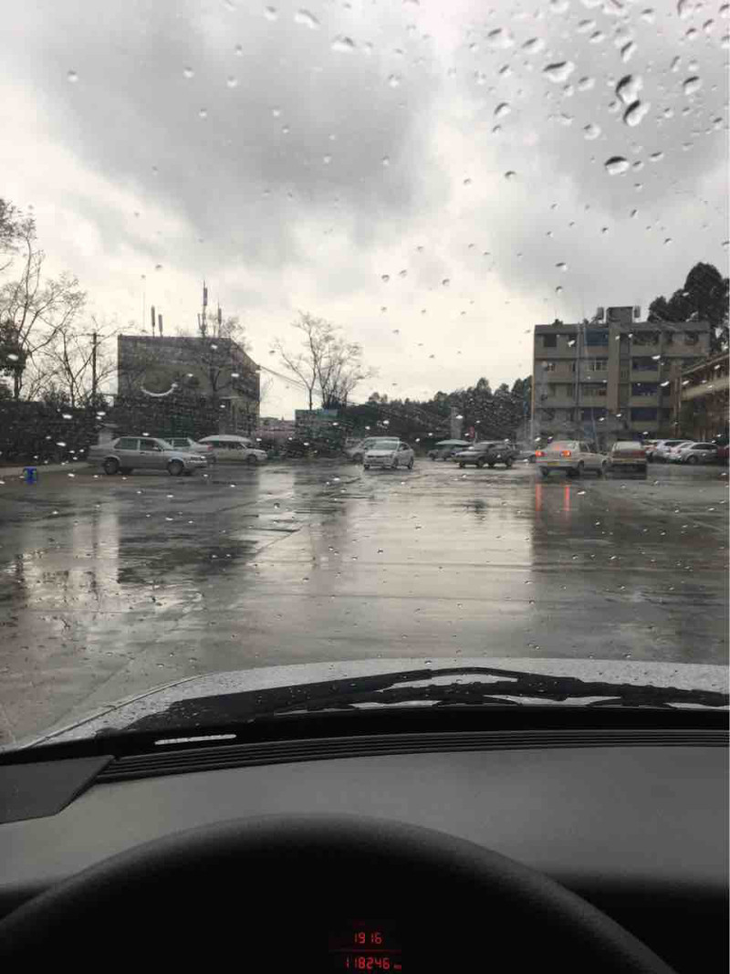 下雨,也得加油练车,考试做好充分的准备