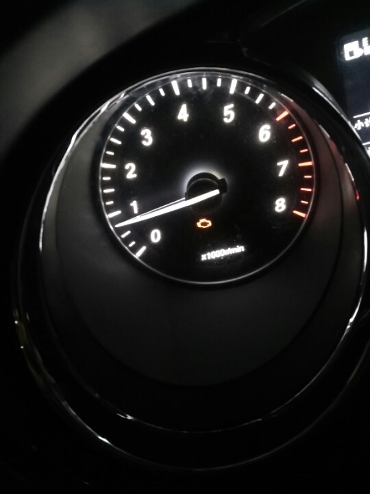 我买的是宝骏730的,8000公里,开车时发现这个仪表灯一直亮着是怎么