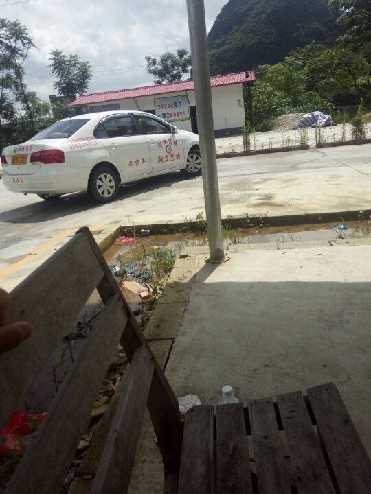 倒车入库,出库时如何判断车身是否正-驾考论坛