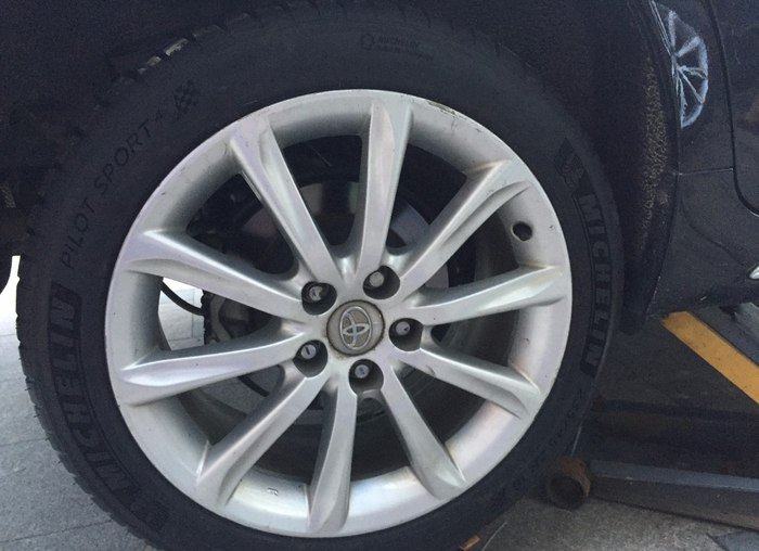 10款锐志换米其林PS4轮胎作业-驾考论坛