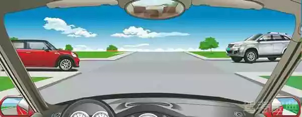 在路口直行时，遇这种情形如何通行？