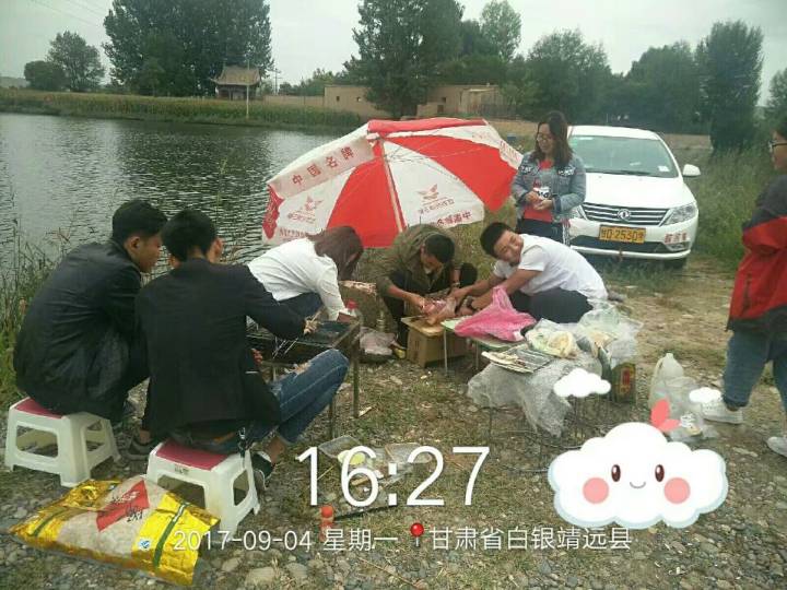 同学们野外垂钓烧烤