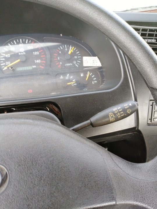 b2大货车大灯开关在哪,我只看见了左边的近光