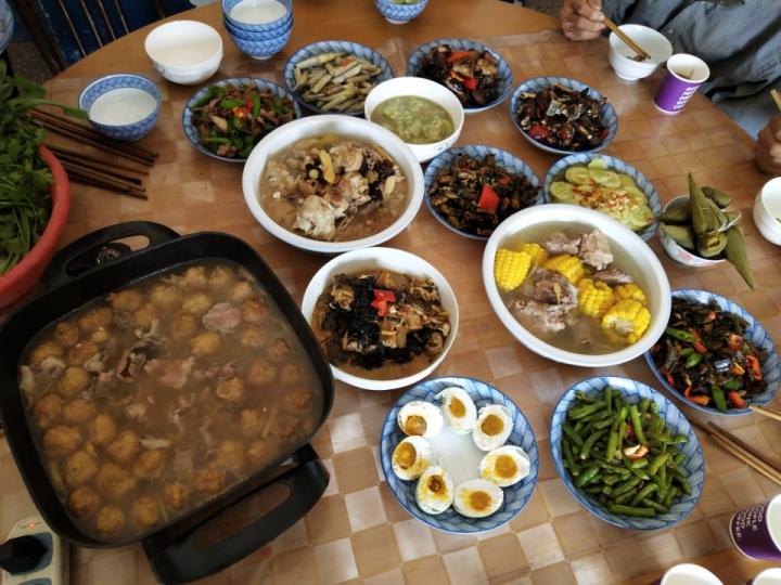 早点吃完午饭,13:30要赶去