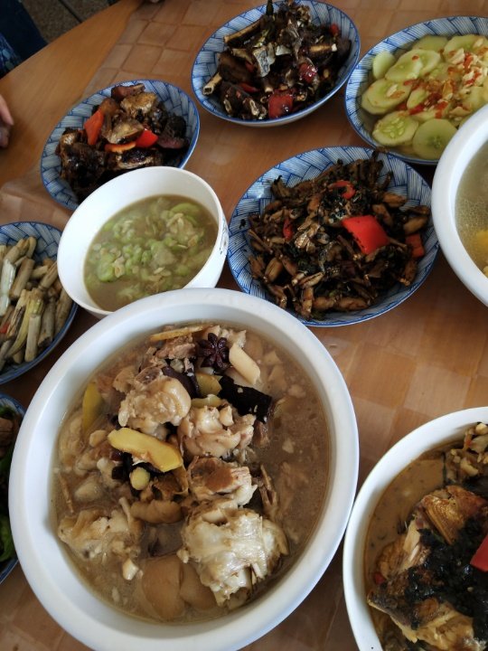 早点吃完午饭,13:30要赶去