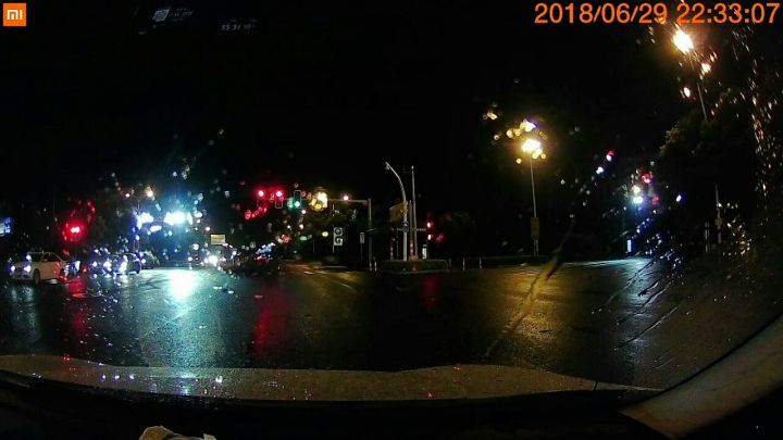 昨晚犯了蠢事 黄灯前轮过线了 后来红灯停车 这