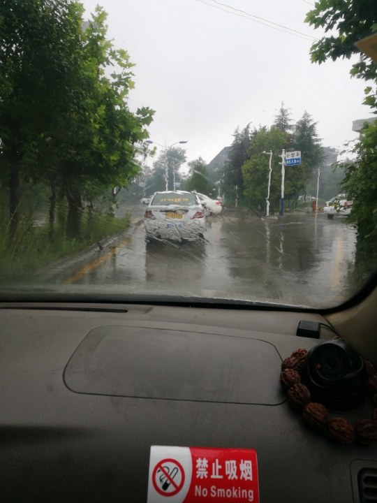 今天下雨了天气不好,车不好练.
