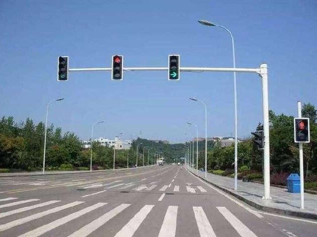 在红绿灯路口,在右转道上直行,扣分吗?