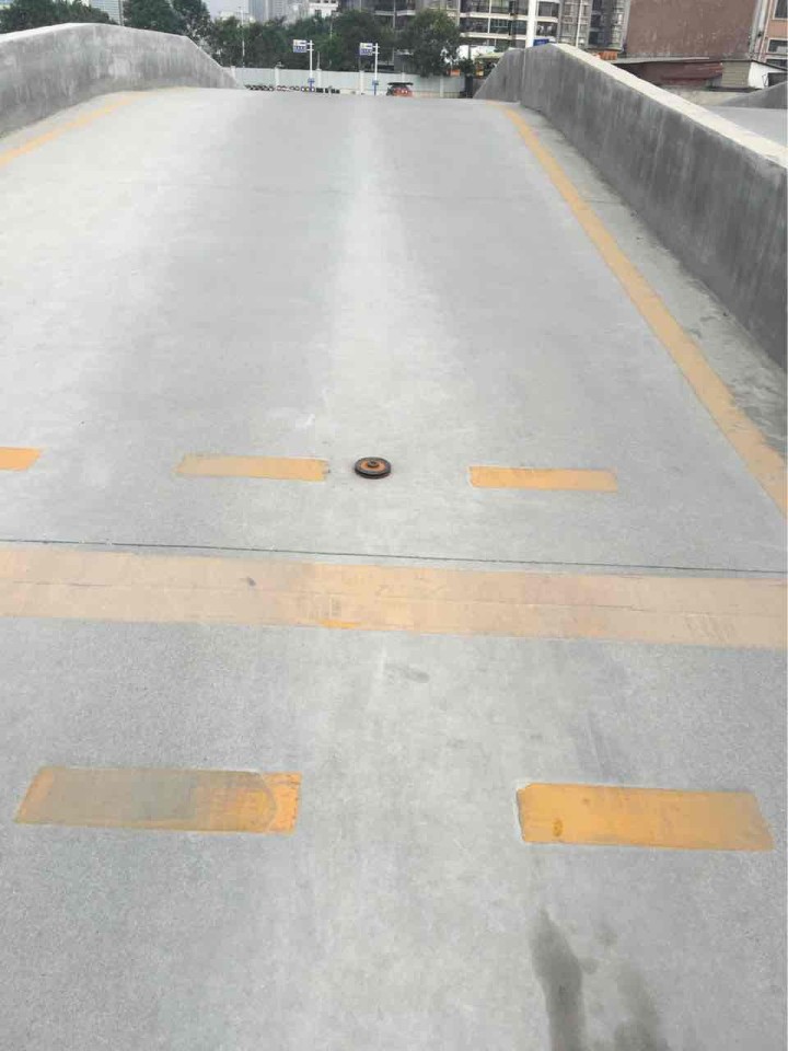 东莞余屋考场上坡箭头在中间吗?